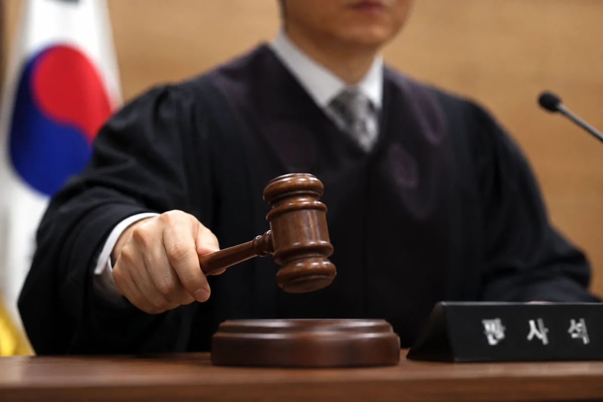 창원 학교폭력 자퇴|법정에서 의사봉을 든 판사와 판사석 명패