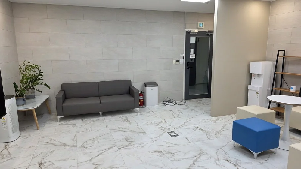 창원 학교폭력 합의서 작성|깔끔하고 현대적인 병원 또는 사무실 대기실 전경